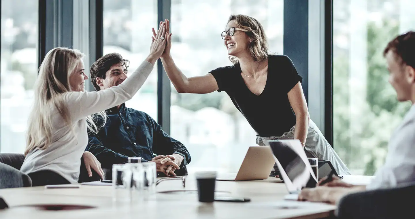 Human Resource Managerinnen klatschen sich die Hände nach einem erfolgreichen Meeting