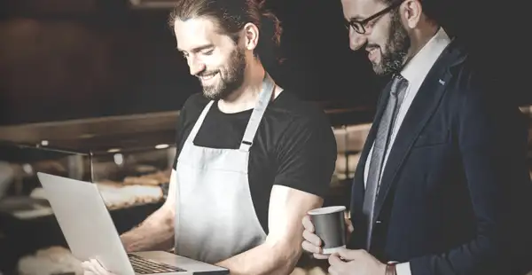 Personalmanager schauen auf einen Laptop und besprechen Mitarbeiterschulungen