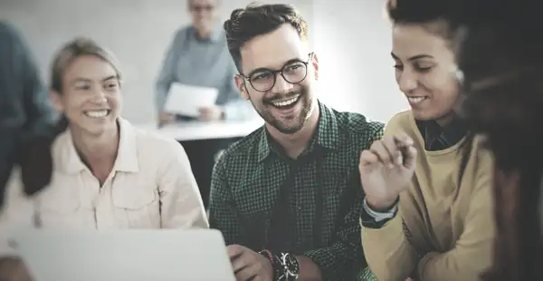 Eine Gruppe Studierender tauscht sich zu Masterstudiengängen für Steuerberater aus.