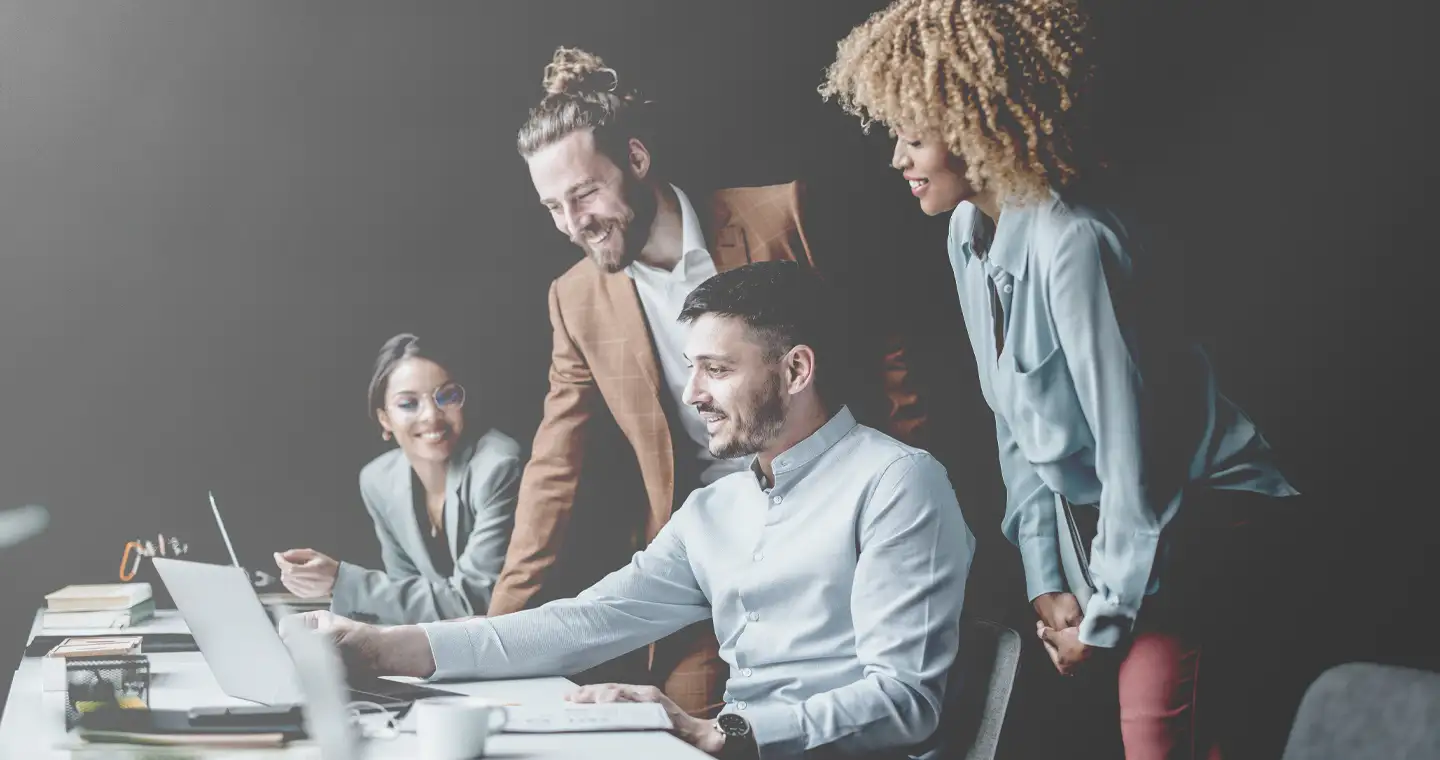 Sportmanager*innen besprechen Strategie in ihrem Büro.