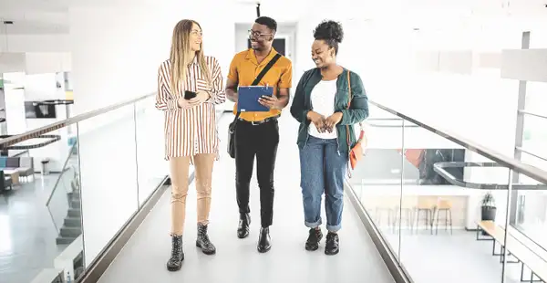 Studierende laufen durch ein Hochschulgebäude.