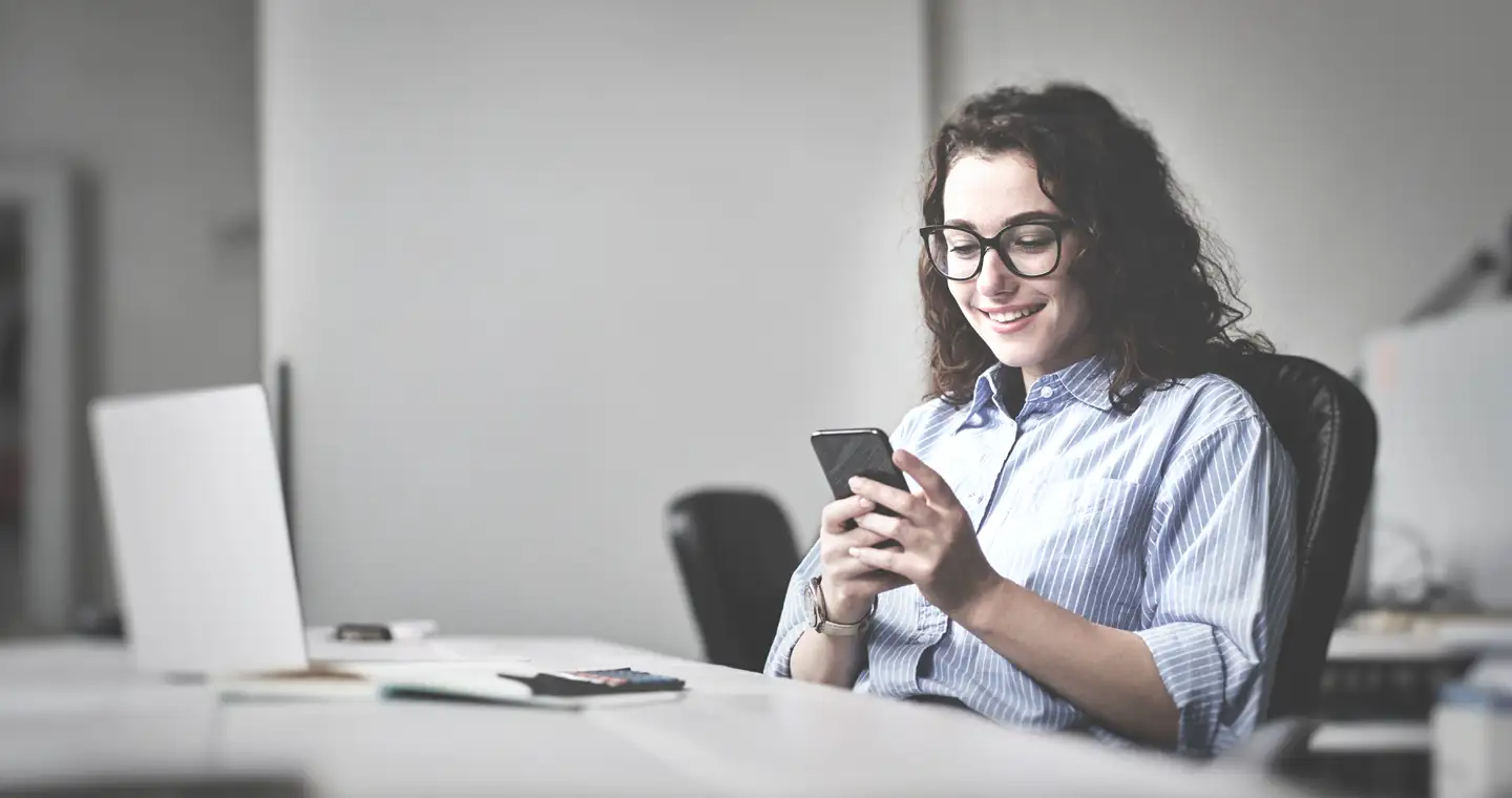 Eine junge Steuerberaterin beginnt nach ihrer Bestellung ihren Job.