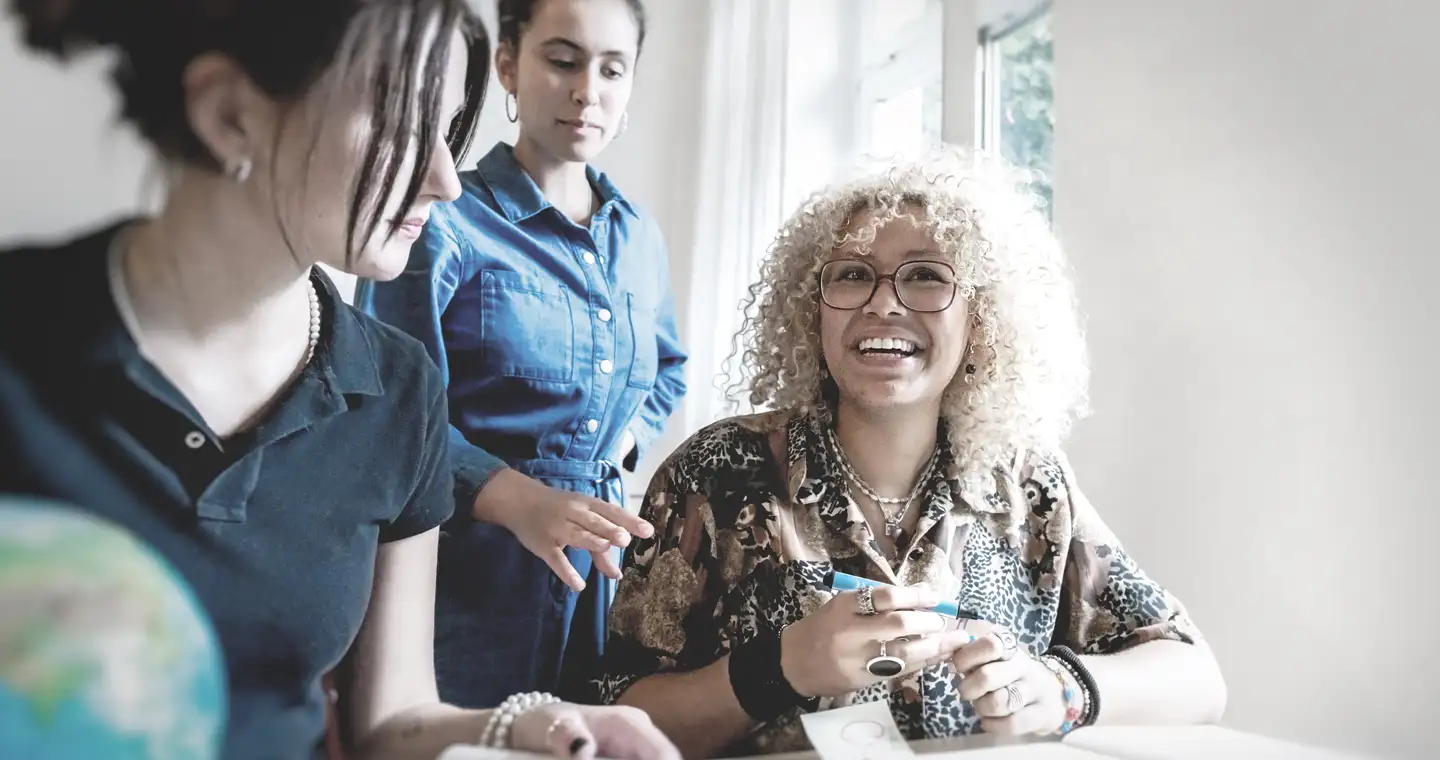 Studentinnen bereiten gemeinsam ein Projekt für das Human Resource Management Seminar vor