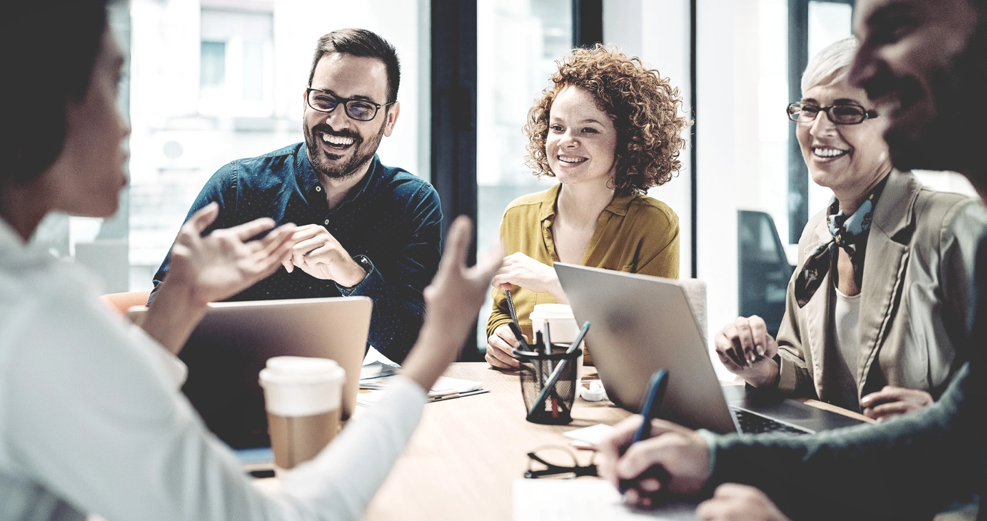 Junge Eventmarketing-Student*innen planen gemeinsam ein Projekt.