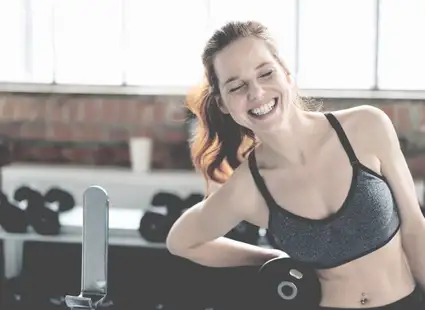 Studentin trainiert in einem Sportstudio.