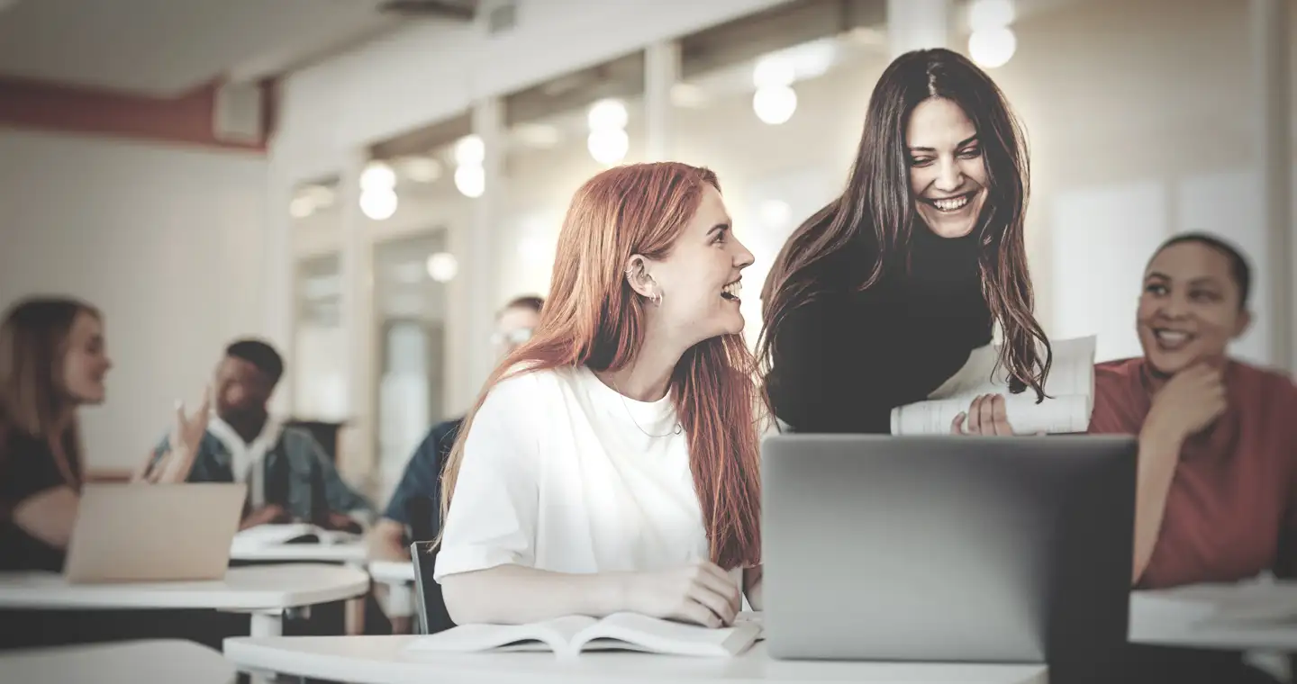 Abiturientinnen informieren sich über ein Studium ohne Abitur