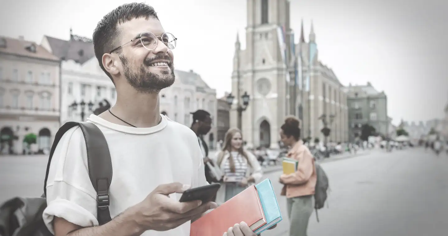 Ein Student im Auslandssemester schaut sich die Stadt an.