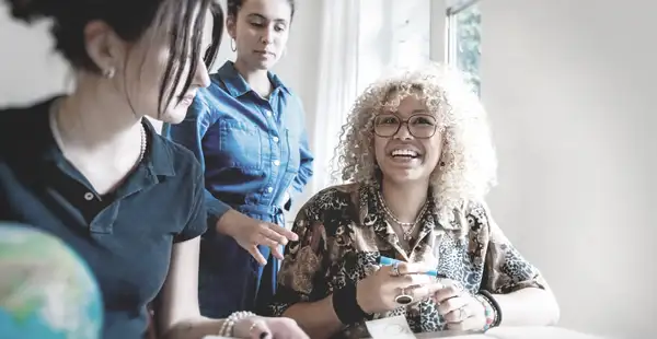 Studentinnen bereiten gemeinsam ein Projekt für das Human Resource Management Seminar vor