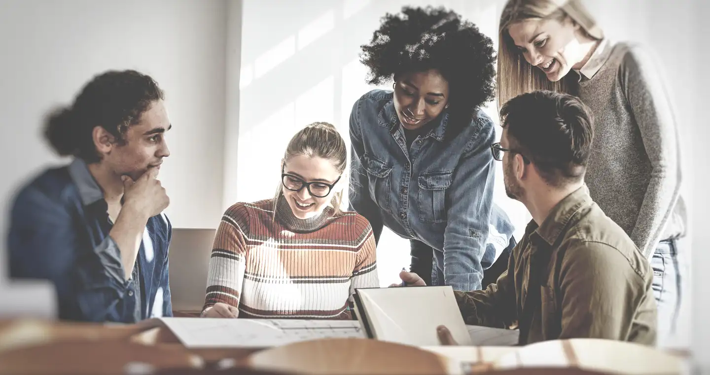 Studierende bereiten in der Gruppe ein Projekt für das Personalmanagement Studium vor