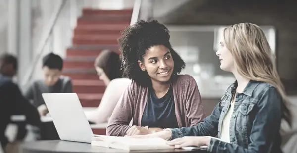 Personalmanagement Studentinnen unterhalten sich über ihr Gehalt im dualen Studium