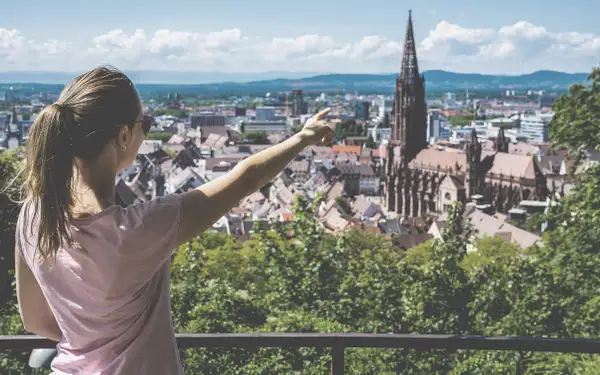 Studentin genießt die Aussicht auf Freiburg in Baden-Württemberg