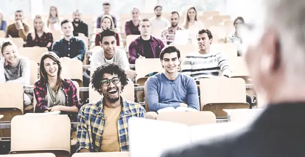 Studierende sitzen in einem großen Vorlesungssaal.