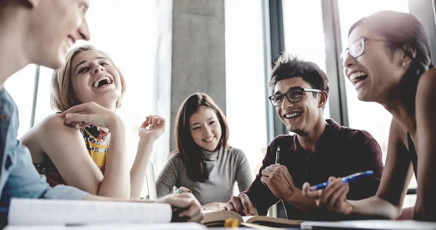 Eine Gruppe junger Student*innen lernt gemeinsam für ein Seminar.