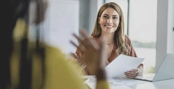 Eine Personalmanagerin spricht mit einer Mitarbeiterin über eine Weiterbildung im Bereich Personalwesen.