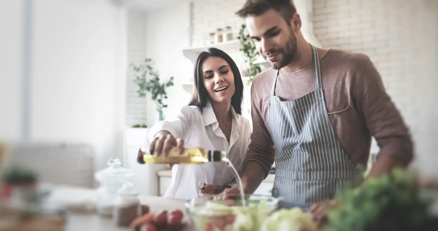 Zwei Studieninteressierte kochen zusammen und unterhalten sich über den NC für das Studium der Ernährungswissenschaften. 