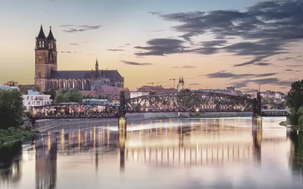 Die Skyline von Magdeburg im Sonnenaufgang