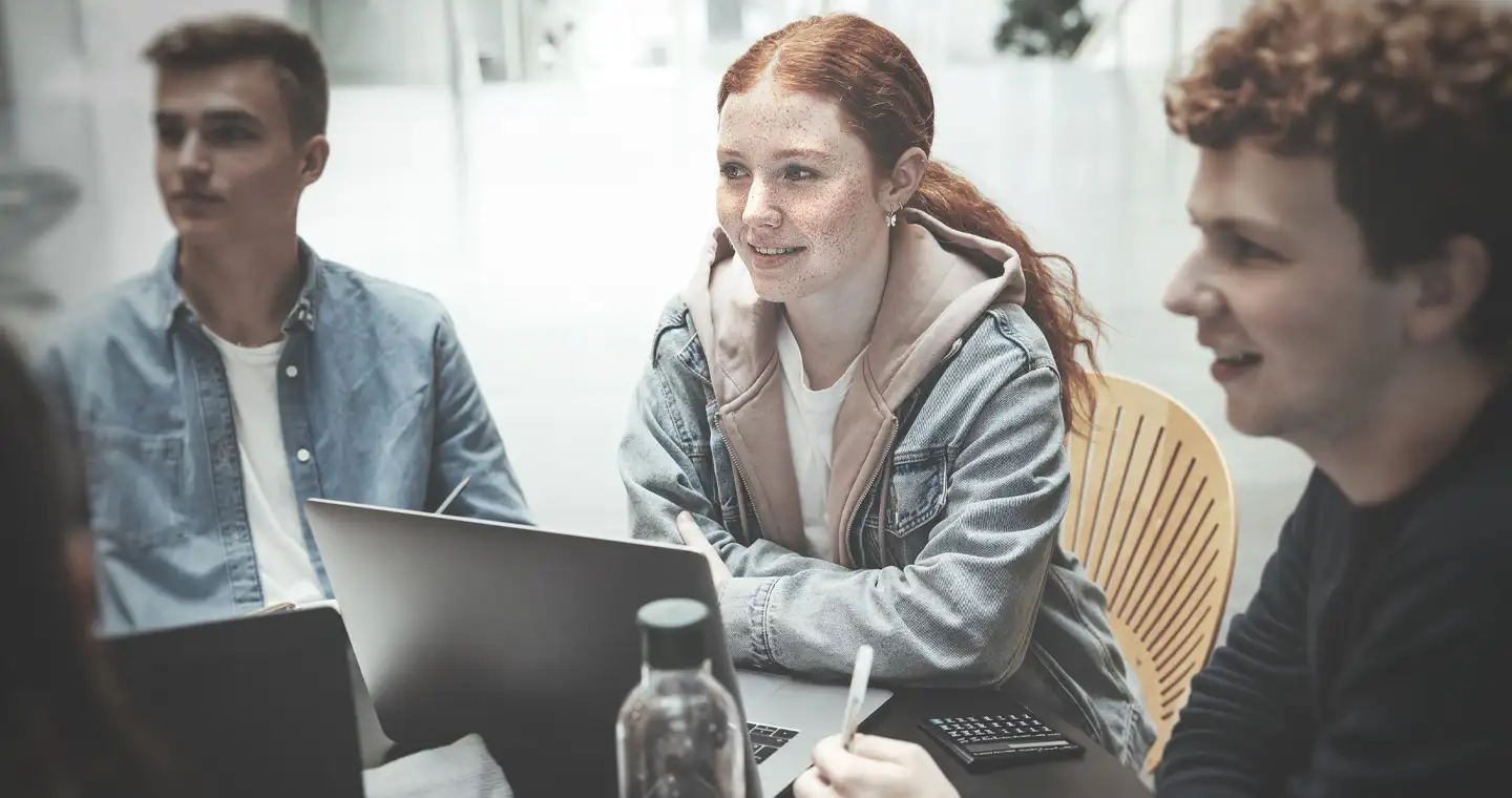 Studierende lernen für ihre Steuerfachangstellten-Prüfung.