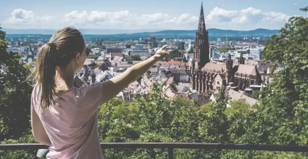 Studentin genießt die Aussicht auf Freiburg in Baden-Württemberg