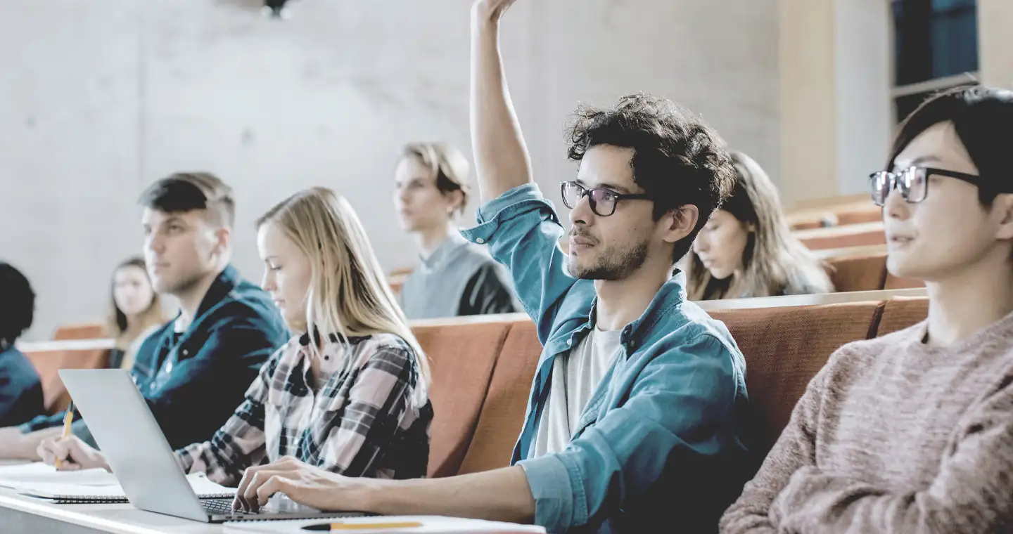 Studenten hören der Personalmanagement Vorlesung zu, ein Student meldet sich