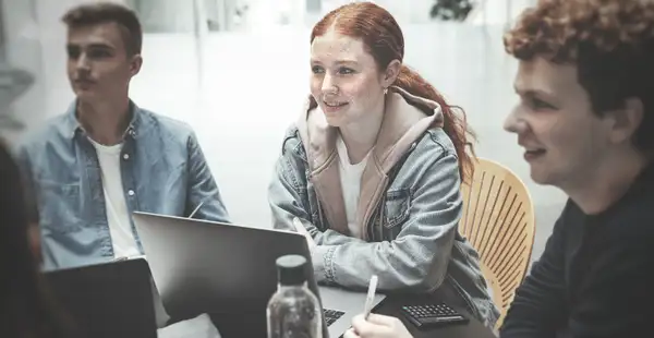 Studierende lernen gemeinsam für ihre Steuerfachangestellten-Prüfung in einem Coworking Space.