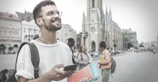 Ein Student im Auslandssemester schaut sich die Stadt an.