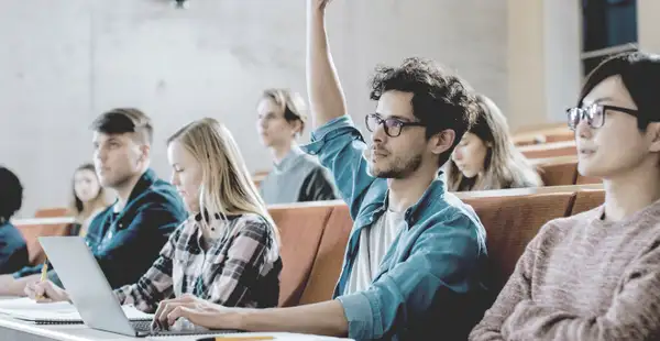 Angehende Wirtschaftsprüfer*innen bereiten sich auf einem Lehrgang auf das Examen vor.