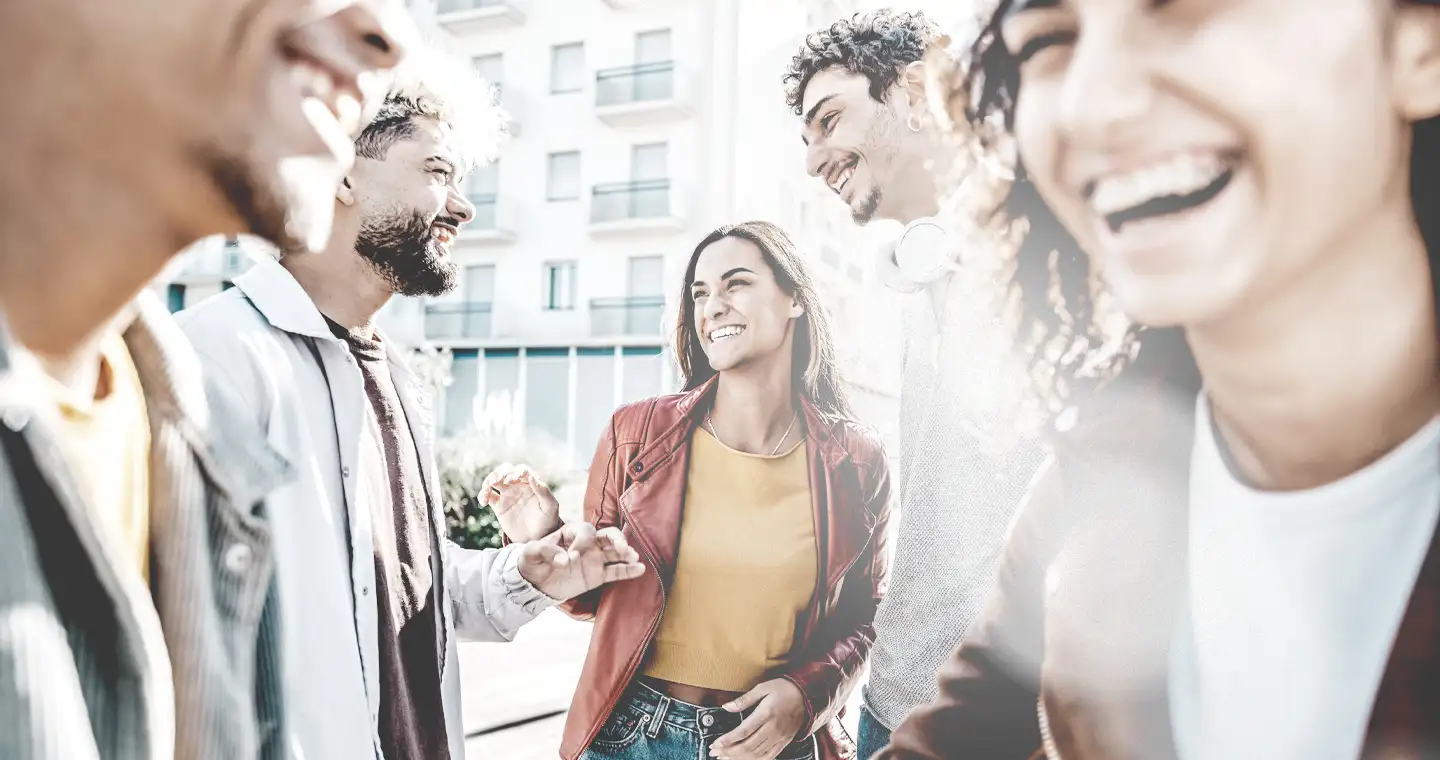 Bachelor-Studierende stehen zusammen und lachen