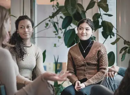 Wirtschaftspädagogik Studentinnen machen zusammen Pause und reden über ihr letztes Seminar.