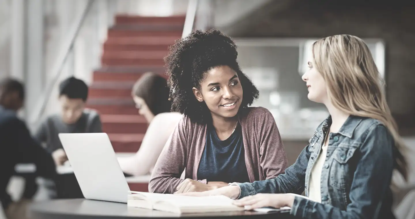 Personalmanagement Studentinnen unterhalten sich über ihr Gehalt im dualen Studium