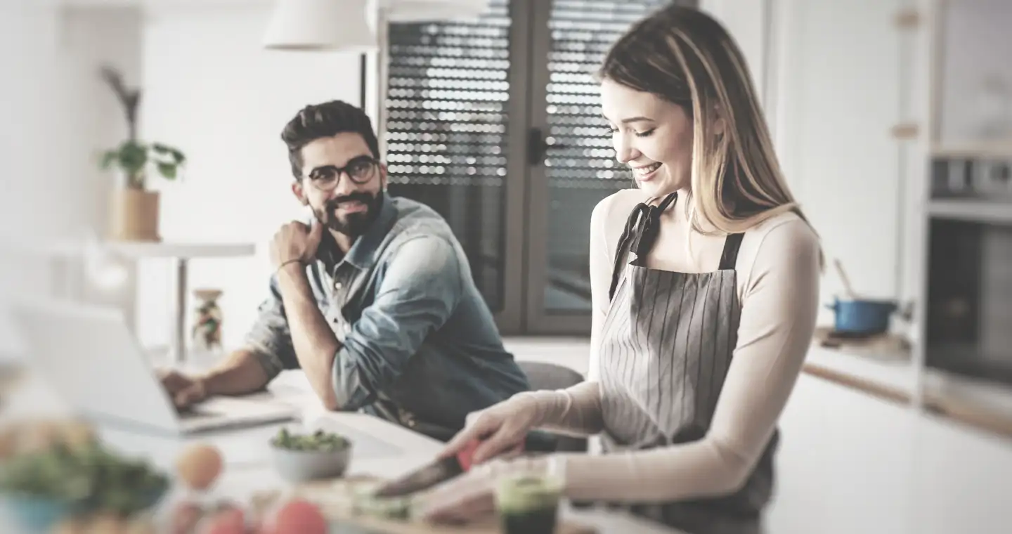 Beim Kochen unterhalten sich zwei junge Personen über die unterschiedlichen Voraussetzungen für die Ausbildung bzw. das Studium zum Ernährungsberater.