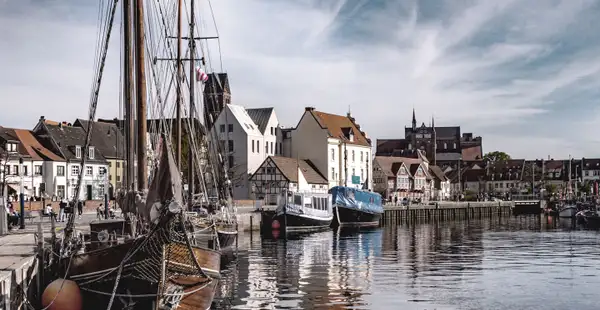 Segelboote liegen im alten Hafen von Wismar