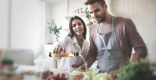 Zwei Studierende der Ernährungswissenschaften kochen zusammen. Sie unterhalten sich über den NC.