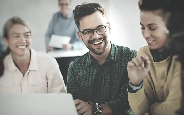 Eine Gruppe Studierender tauscht sich zu Masterstudiengängen für Steuerberater aus.