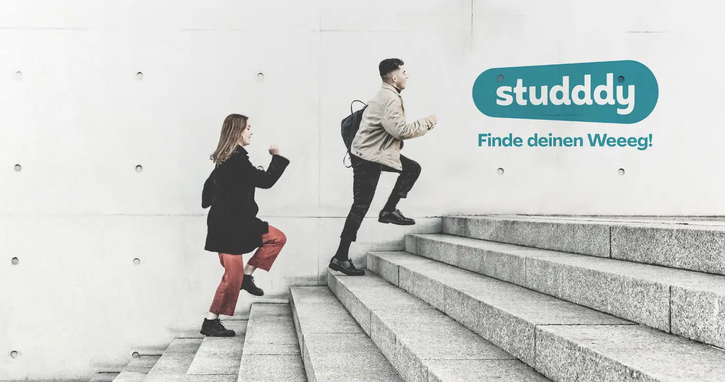 Zwei Studierende laufen hintereinander eine Treppe hoch, an der Wand steht das studddy-Logo
