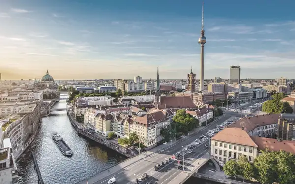 Blick über die Dächer von Berlin mit Fernsehturm und Spree