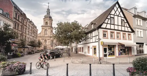 Blick auf Häuser in der Altstadt von Saarbrücken