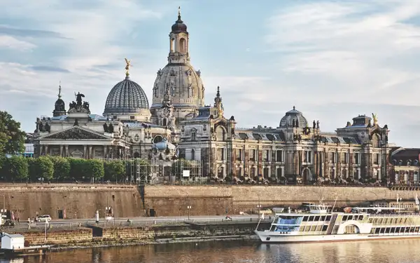 Blick auf die Skyline von Dresden an der Elbe gelegen