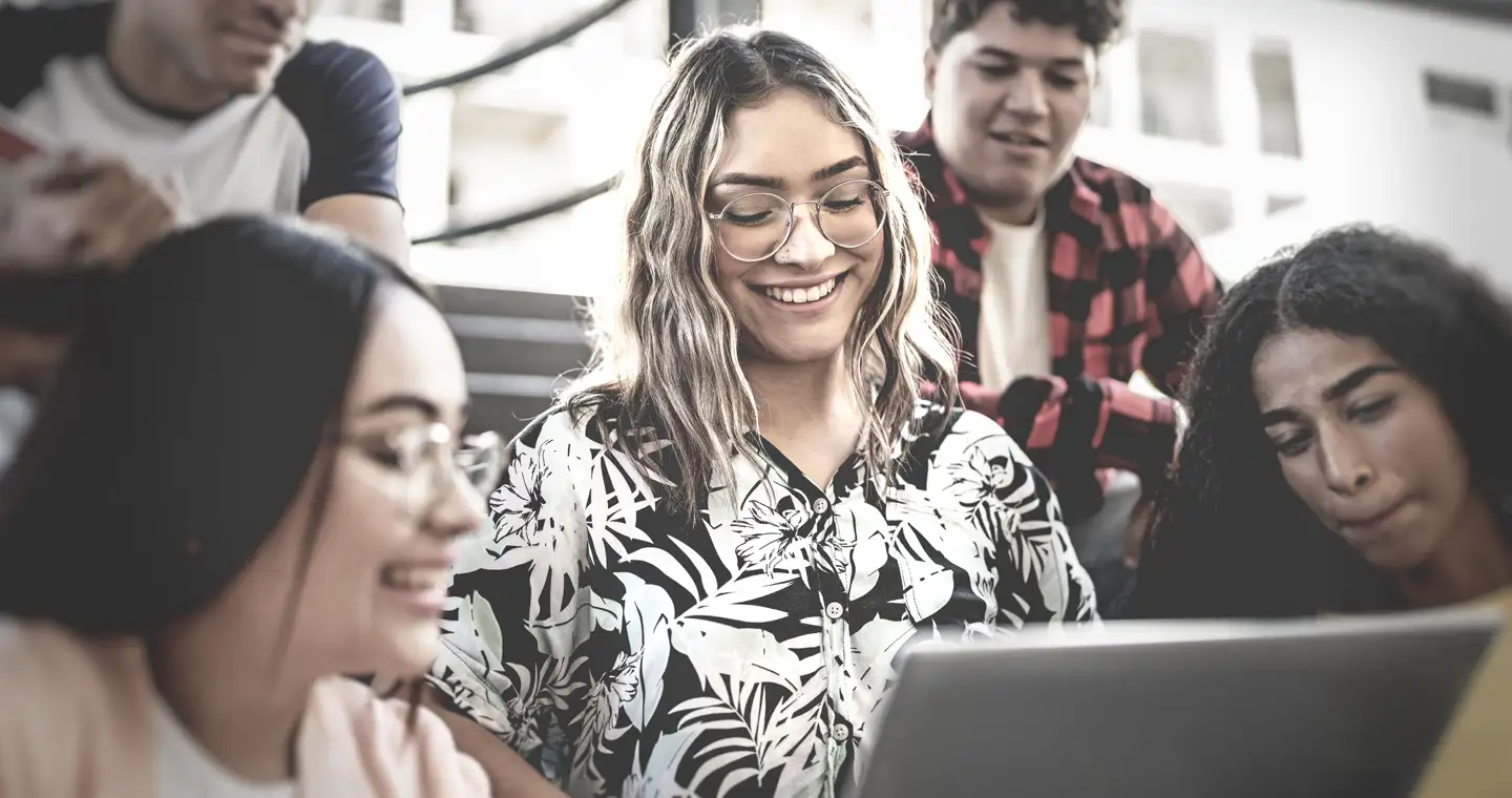 Studierende sehen sich die Angebote von Hochschulen online an.