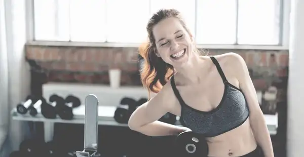 Studentin trainiert in einem Sportstudio.