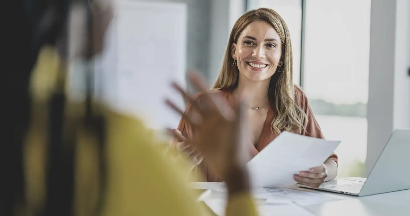 Eine Personalmanagerin spricht mit einer Mitarbeiterin über eine Weiterbildung im Bereich Personalwesen.