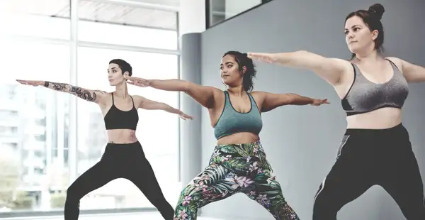 Junge Frauen machen Yoga im Studio.