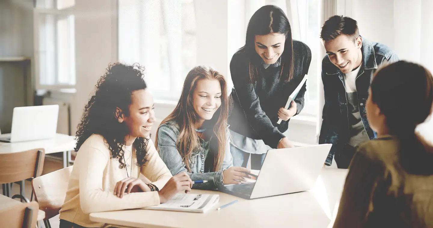 Personalmanagement Studentin beantwortet einer Gruppe von Schülern ihre Fragen zu Studium