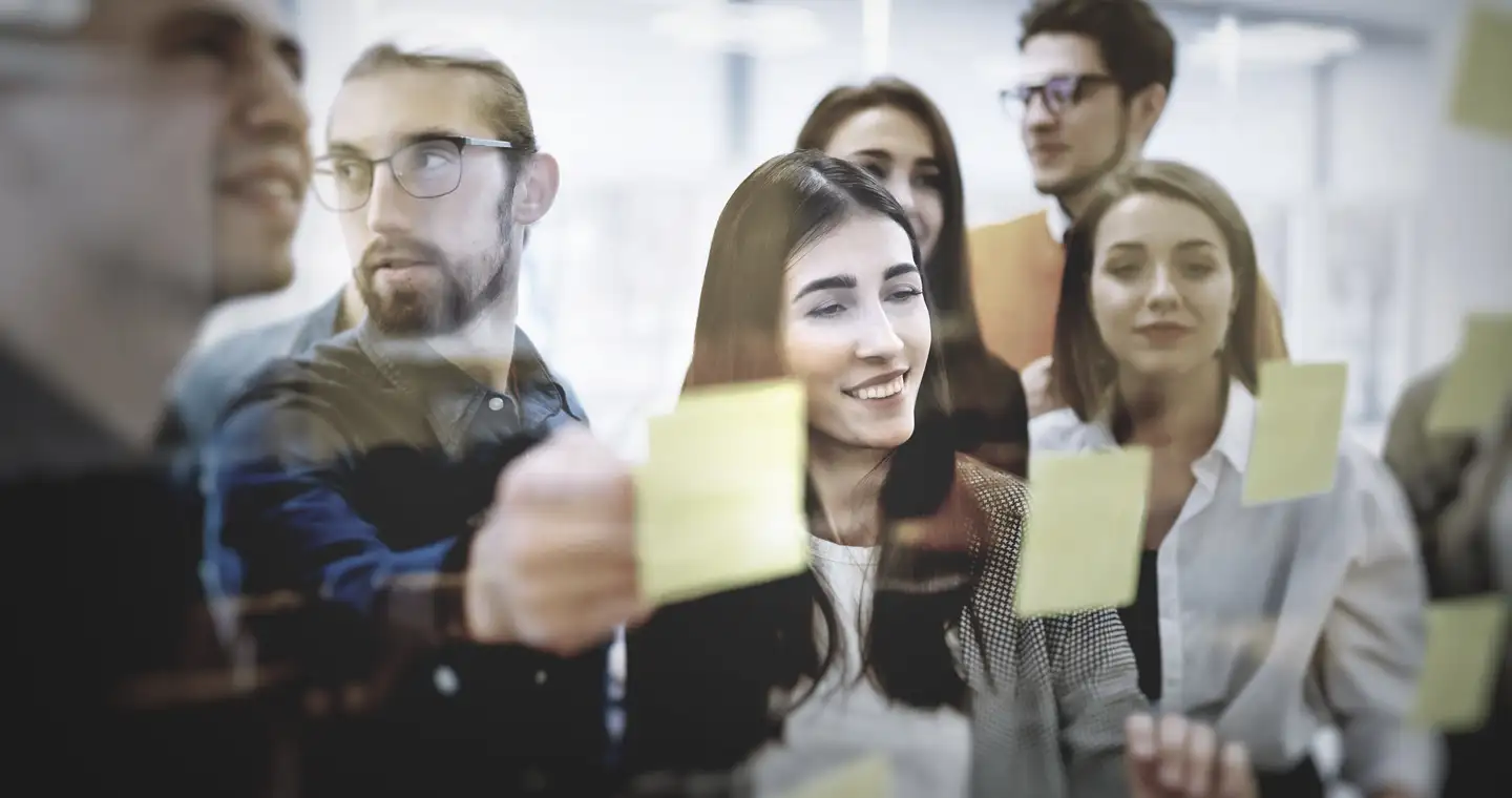 Mehrere Arbeits- und Organisationspsycholog*innen planen zusammen ihre Arbeitsabläufe.