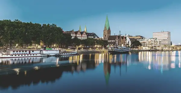 Ein wunderschöner Blick auf Bremen vom Wasser aus, wo sich die St. Martini Kirche im Wasser spiegelt.