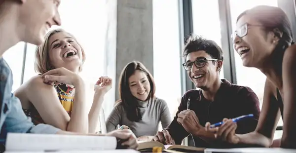 Eine Gruppe junger Student*innen lernt gemeinsam.