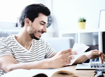 Student sucht im Internet nach Studienkrediten.