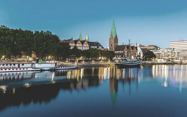 Ein wunderschöner Blick auf Bremen vom Wasser aus, wo sich die St. Martini Kirche im Wasser spiegelt.