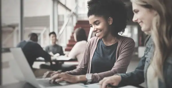 Zwei Frauen informieren sich über die Voraussetzungen für die Ausbildung zur Steuerfachangestellten.