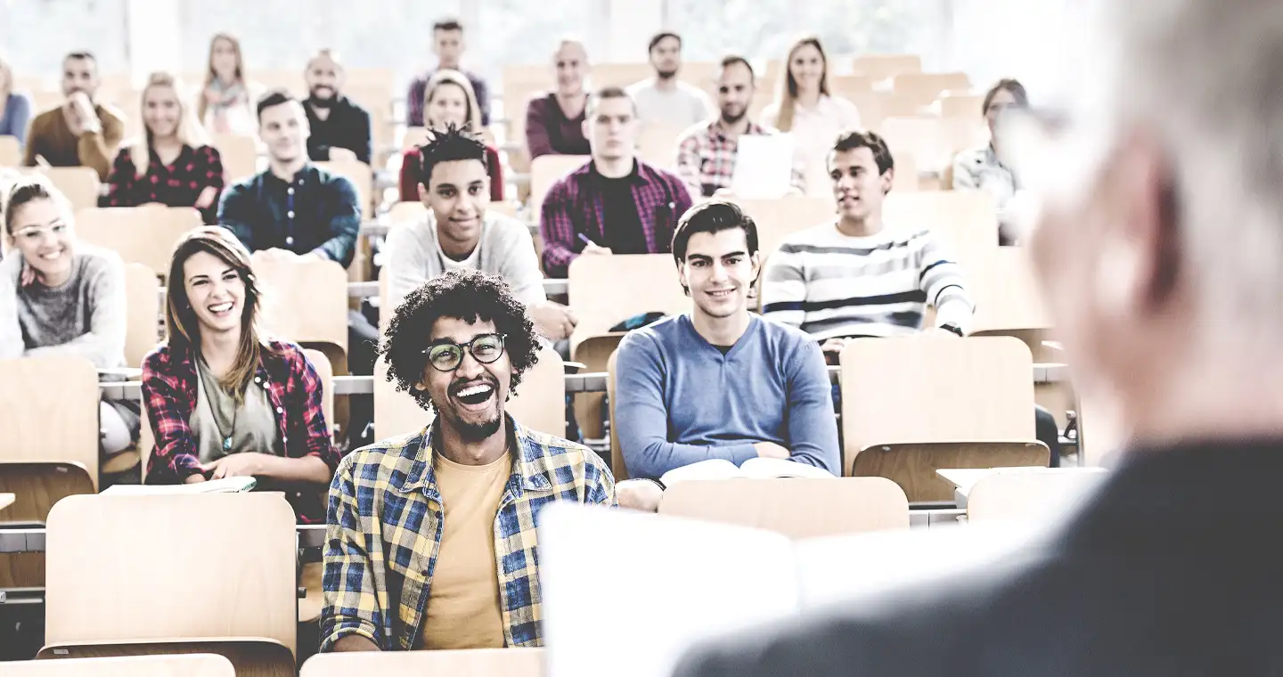 Studierende sitzen in einem Vorlesungssaal.