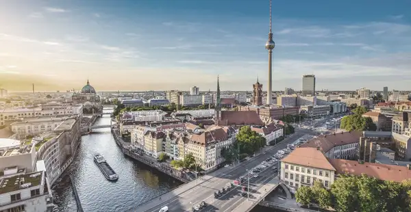 Blick über die Dächer von Berlin mit Fernsehturm und Spree